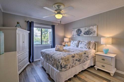 um quarto com uma cama, uma ventoinha de tecto e uma janela em Hilton Head Island Condo with Pool and Beach Access em Hilton Head Island