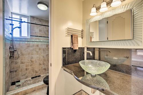 un baño con lavabo y espejo en Beachfront Oceanside Condo with Pool and Hot Tub!, en Oceanside