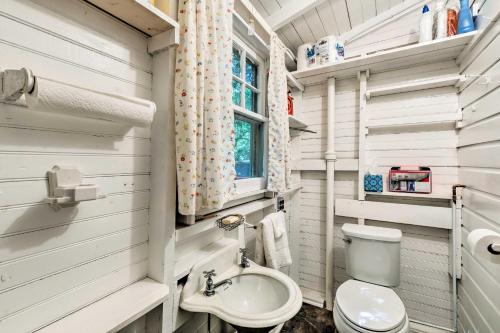 łazienka z toaletą i umywalką w obiekcie Southold Cottage with Patio and Grill - Walk to Beach! w mieście Southold