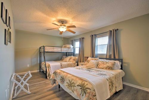 Een bed of bedden in een kamer bij Indian Shores Townhome with Pool Access and Kayaks!