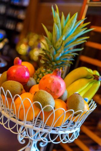 a basket of fruit with bananas and other fruits at Altstadthotel Am Theater in Cottbus