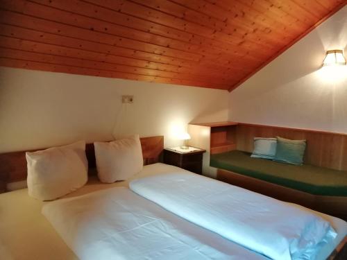 En eller flere senge i et værelse på Berghof Knabl