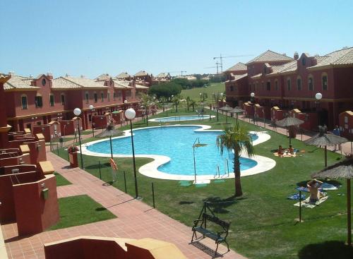 a view of a swimming pool in a resort at Olhando um Campo de Golf in Islantilla