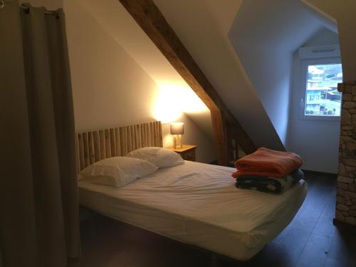ラ・ブレスにあるLE REFUGE DU VIEUX MOULINの窓のある部屋にある小さなベッド