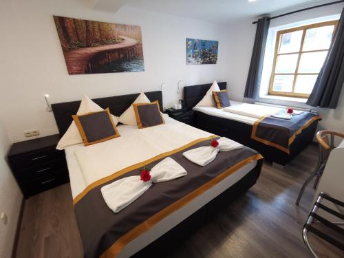 Ένα ή περισσότερα κρεβάτια σε δωμάτιο στο Garni City Hotel
