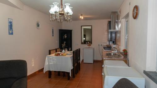 un soggiorno con tavolo e cucina di OceanFront Studio - Casa Santo Antonio a São Mateus