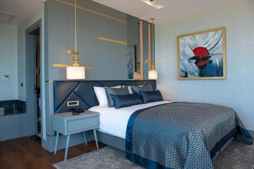 a bedroom with a bed and a picture on the wall at B&C HOTEL in Atakum