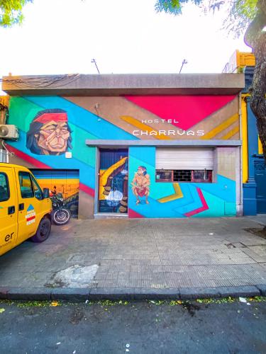 モンテビデオにあるCharruas hostelの側面に壁画がある建物