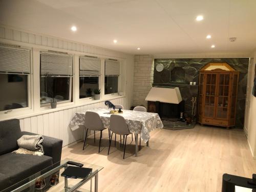 - un salon avec une table et un canapé dans l'établissement Leilighet, à Tromsø