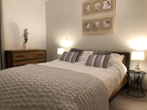 - une chambre avec un lit et 2 oreillers dans l'établissement *NEW* Bellevue D’Oz Ski In Ski Out Luxury Apartment (8-10 Guests), à Oz