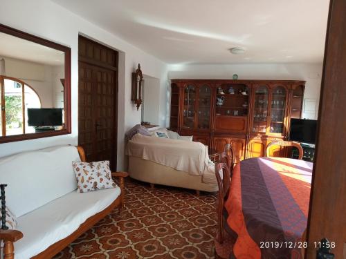 - une chambre avec un lit et un canapé dans l'établissement Casa Mayans, à Benissa
