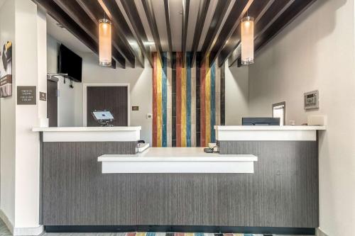 a lobby with a waiting room with a reception counter at Studio 6-Mesquite, TX - Dallas in Mesquite