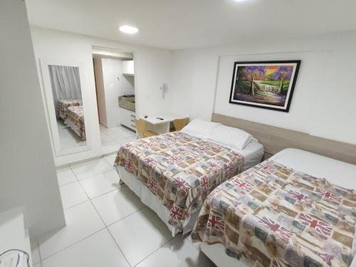 Habitación de hotel con 2 camas y espejo en Israel Flat, en João Pessoa