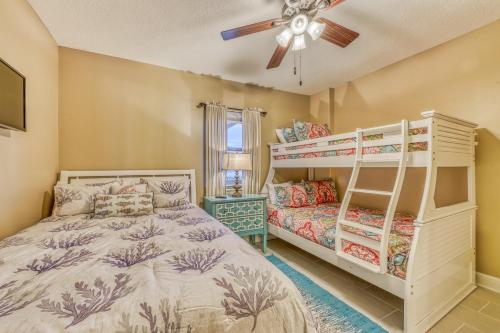 sypialnia z 2 łóżkami piętrowymi i wentylatorem sufitowym w obiekcie Regency Isle w mieście Orange Beach