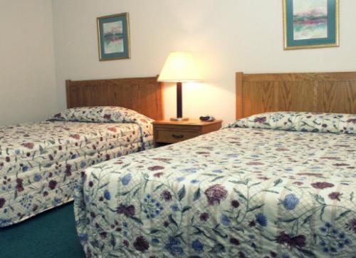 Krevet ili kreveti u jedinici u objektu Affordable Suites Charlottesville