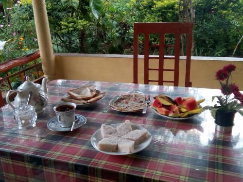 un tavolo con piatti di pane e frutta di Ella j villa a Ella