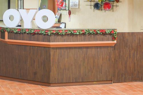 塔比拉蘭的住宿－OYO 499 Le Pensione De San Jose，柜台上方有誓言标的餐厅