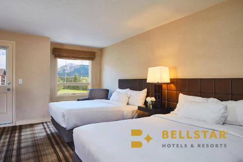 Habitación de hotel con 2 camas y ventana en Grande Rockies Resort-Bellstar Hotels & Resorts, en Canmore