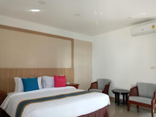Tempat tidur dalam kamar di Nine Smiths Hotel Chiangmai