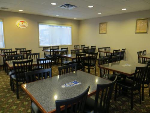 A restaurant or other place to eat at Super 8 by Wyndham Red Deer City Centre