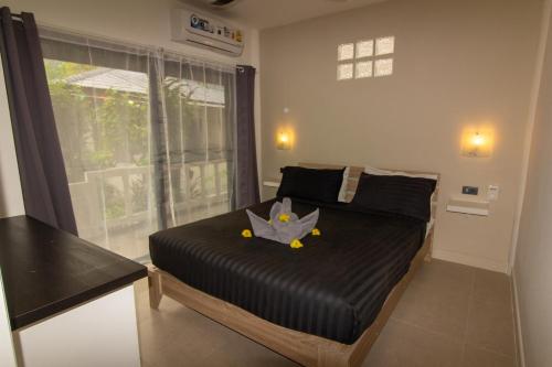 a bedroom with a bed and a window at Aussieland Bungalows in Lamai
