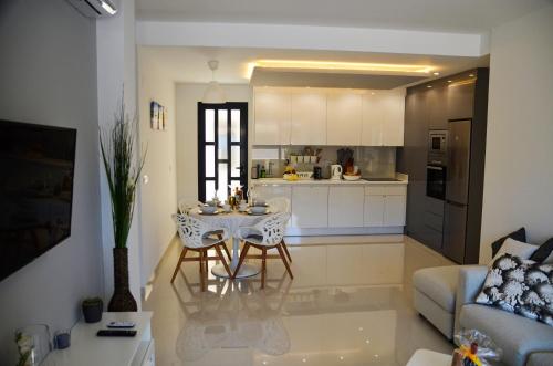 una cucina e un soggiorno con tavolo e divano di Higuericas Beach Apartment a Pilar de la Horadada