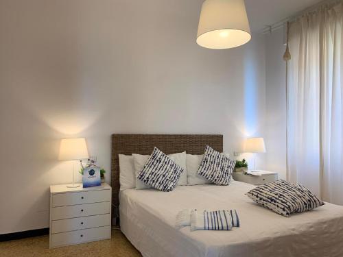 - une chambre avec un lit et 2 oreillers dans l'établissement Lo Scoglio by Holiday World, à Cavi di Lavagna