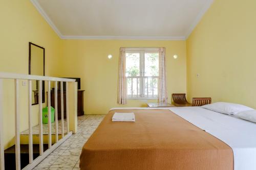 Una cama o camas en una habitación de Hotel Kayu Manis