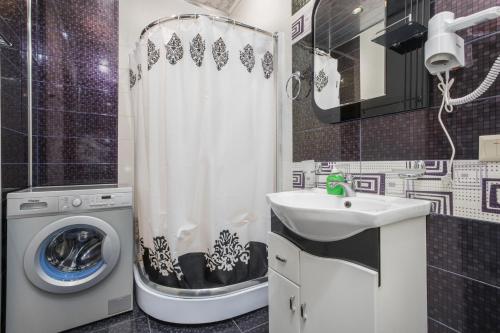 łazienka z umywalką i pralką w obiekcie Stay Inn Apartments at Mashtots avenue 33-1 w Erywaniu