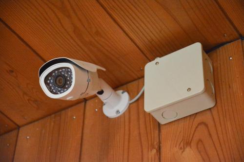 an overhead view of a security camera on a wooden wall at 伊豆稲取テラス-寛道- in Shimoda