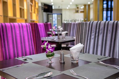 Um restaurante ou outro lugar para comer em Hotel Icon Bangkok Sukhumvit 2