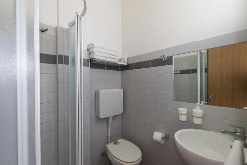 リミニにあるHotel Cosmosのバスルーム(トイレ、洗面台、鏡付)