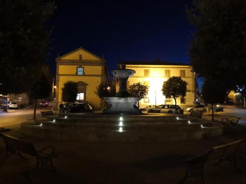 ヴィトルキアーノにあるLocazione Turistica Vicolo delle Cordonateの夜の建物前の噴水