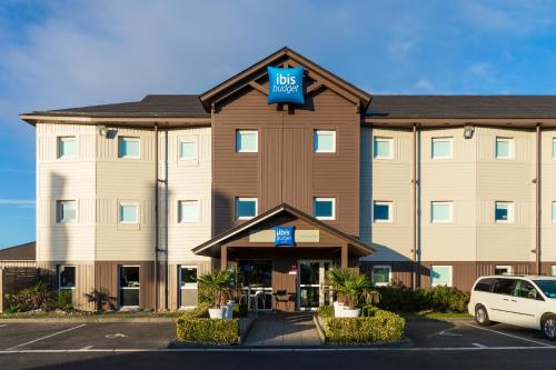 ベルク・シュル・メールにあるibis budget Berck Sur Merの大きなホテルで、表面に看板が出ています。