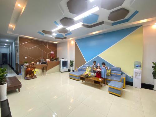 eine Lobby eines Krankenhauses mit Leuten, die auf Sofas sitzen in der Unterkunft An Nhiên Hotel in Tây Ninh