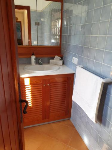 La salle de bains est pourvue d'un lavabo et d'un miroir. dans l'établissement Villa Piscis, à Cala Blanca