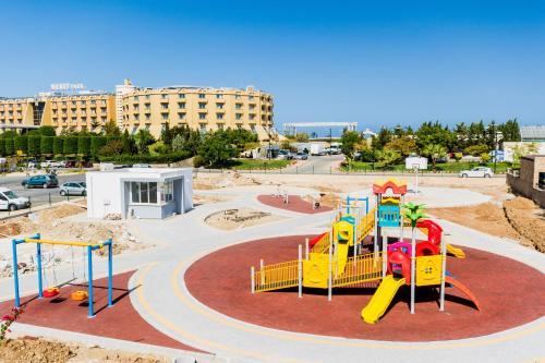 Herní místnost nebo prostor pro děti v ubytování Comfortable One-Bedroom Apartment near the Sea and Casino Merit Park Sel 2-6