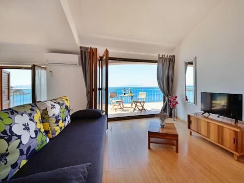 Et tv og/eller underholdning på Apartment Val 2-2 by Interhome