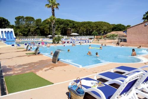 un groupe de personnes dans une grande piscine dans l'établissement Camping Montana Parc - Coeur de l'Estérel - Maeva, à Puget-sur Argens