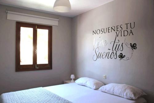 A bed or beds in a room at Los Cancajos Apartamento Amelia