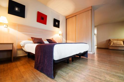 a hotel room with a bed and a couch at Hotel Balneario Areatza Nº 01224 in Areatza
