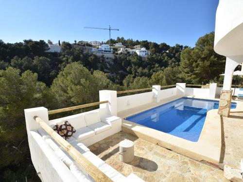 une villa avec une piscine au-dessus d'une maison dans l'établissement Belvilla by OYO Casa La Vida, à Benissa
