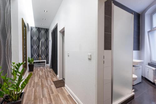 Кровать или кровати в номере Dilo Apartments Berlin - Akazien Residenz Apartments - große Ferienwohnungen für Gruppen
