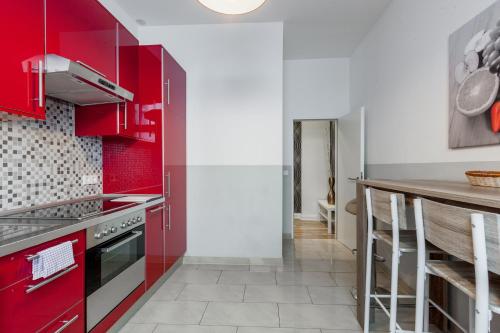 Кухня или мини-кухня в Dilo Apartments Berlin - Akazien Residenz Apartments - große Ferienwohnungen für Gruppen
