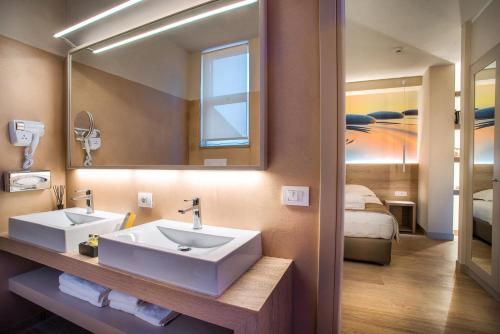 Et badeværelse på Guesia Village Hotel e Spa