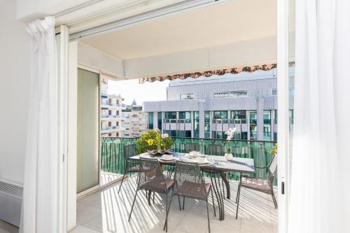 un balcon avec une table et des chaises sur un balcon dans l'établissement MARIOTT AREA: SUNNY 2 BEDS /2 BATHS, à Cannes