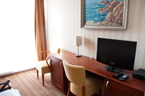 TV a/nebo společenská místnost v ubytování Hotel Encian