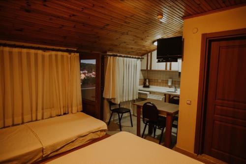 una piccola camera con letto e cucina di ERİSH APART HOTEL a Kerpe