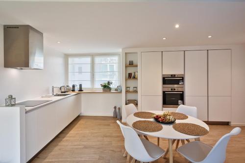 a kitchen and dining room with a table and chairs at Trevisohome BOTTENIGA in Treviso