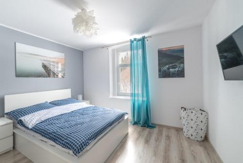 biała sypialnia z łóżkiem i oknem w obiekcie Podgórze Duszniki Zdrój w mieście Duszniki Zdrój